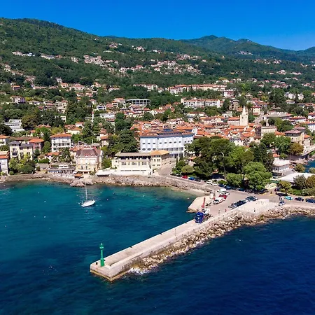 2 Bedroom Amazing In Laurana