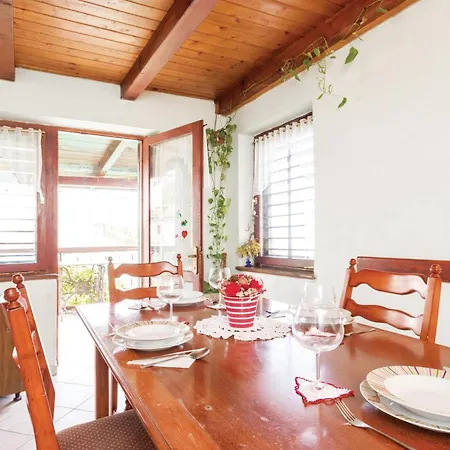 2 Bedroom Amazing In Laurana