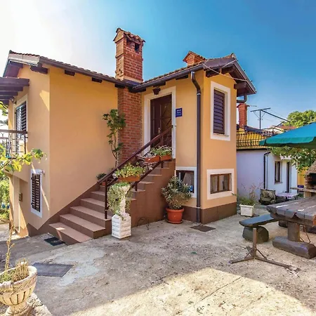 Awesome In With House Sea View Apartament